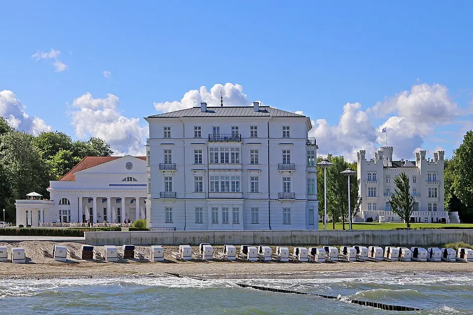 Kép: W. Bulach · CC BY-SA 4.0 Kurhaus Heiligendamm