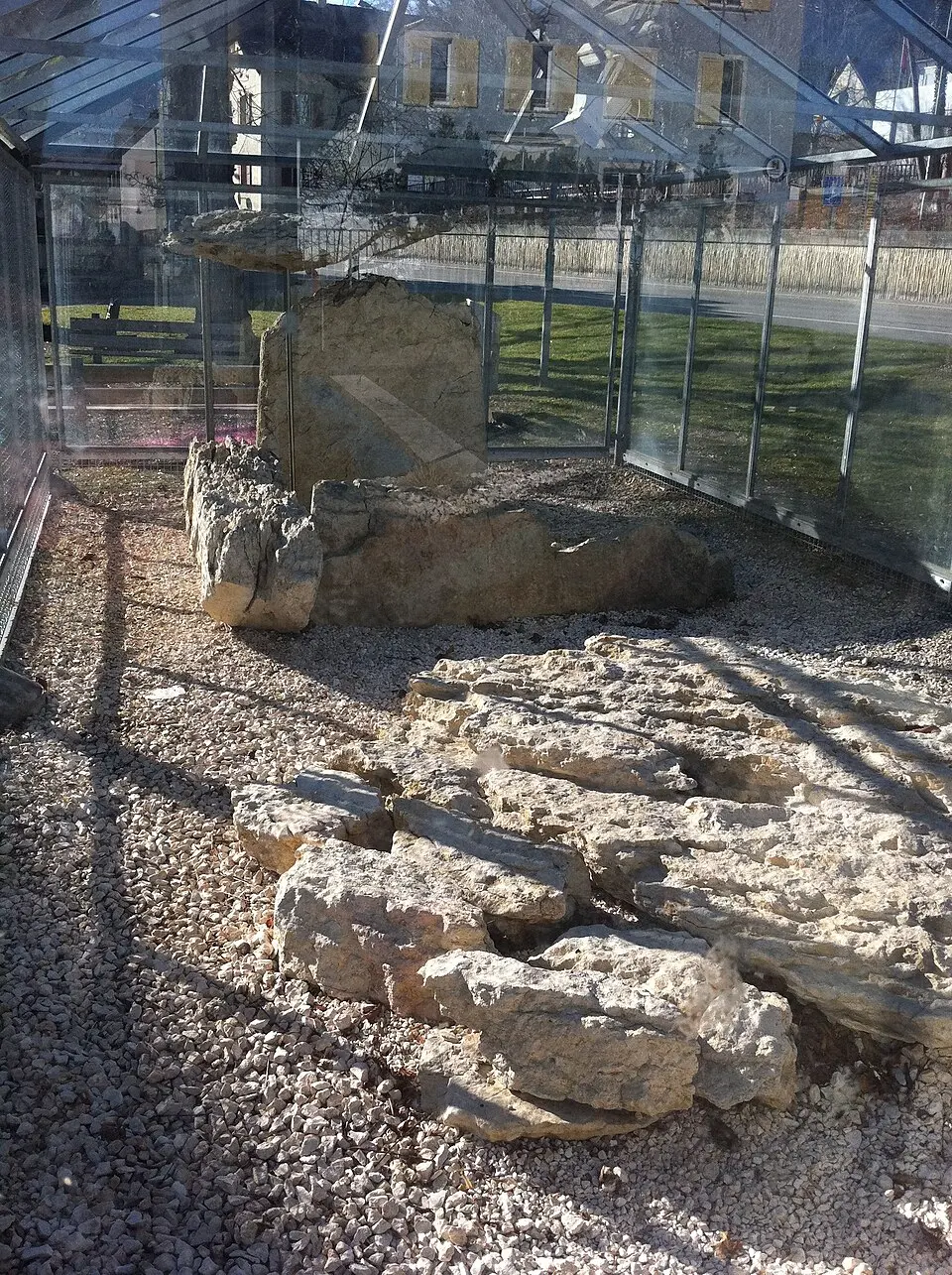 Image: Wm1bl · CC BY-SA 3.0 Neolithic stone box tomb