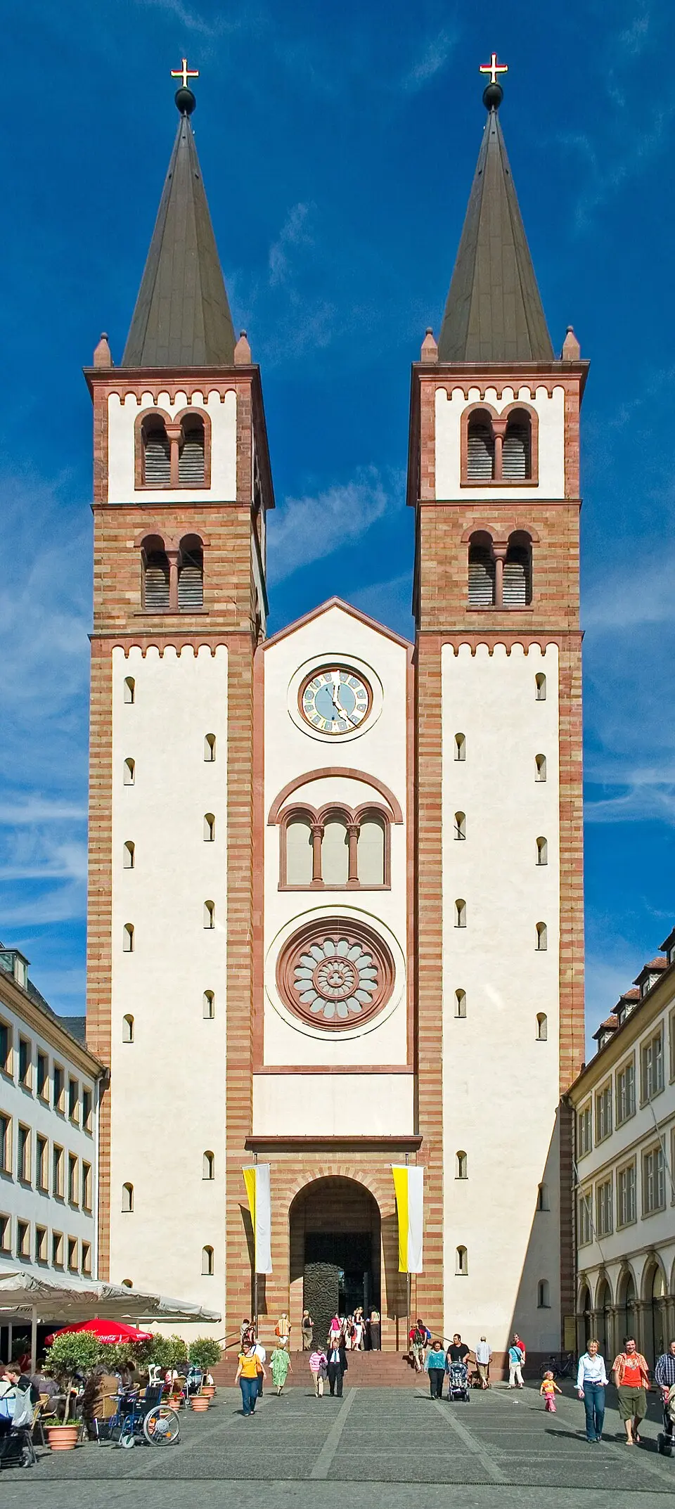 Bild: Christian Horvat, modified by xavax (perspective). · Public domain Würzburger Dom