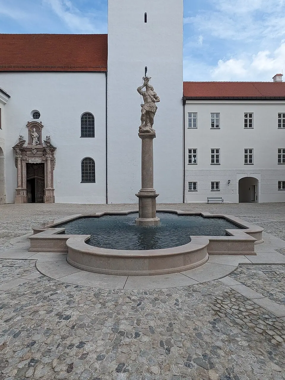 Image: Vuxi · CC BY-SA 4.0 Dombrunnen