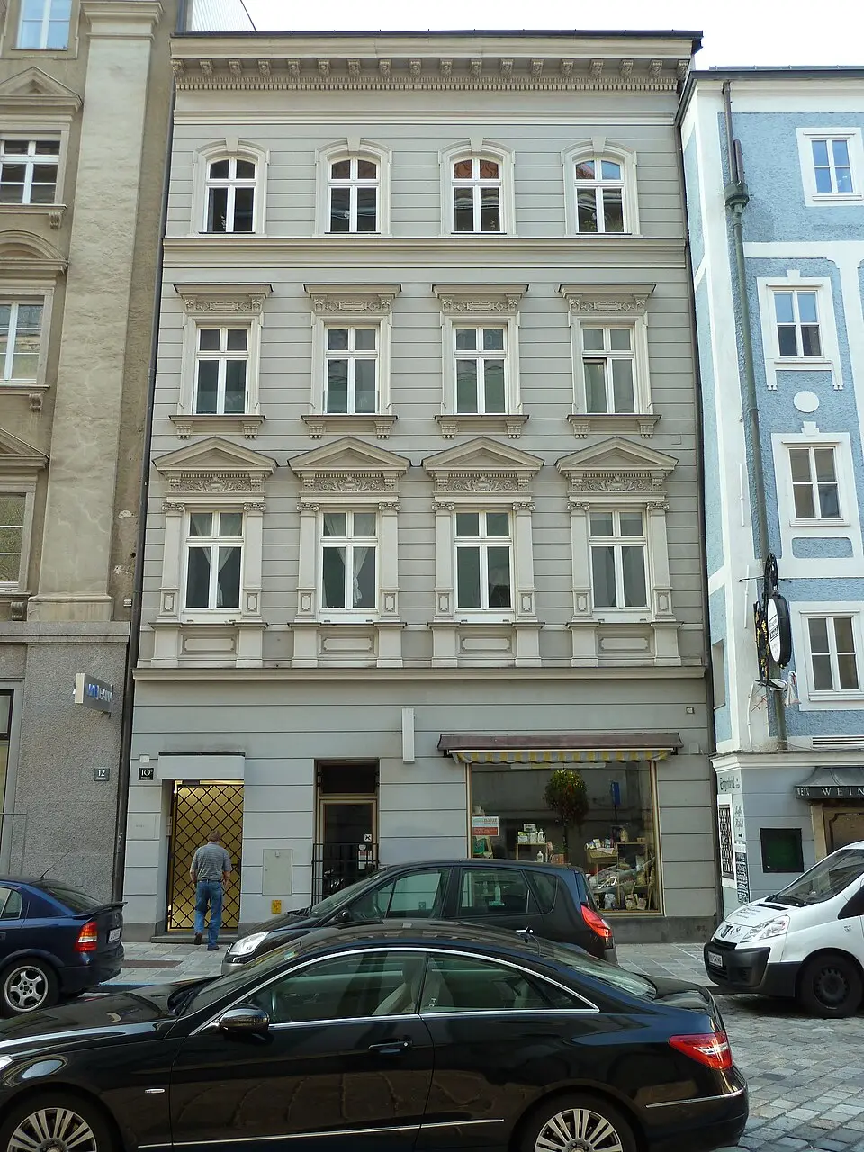 Wohn- und Geschäftshaus, ehem. Gasthaus Zum goldenen Pflug