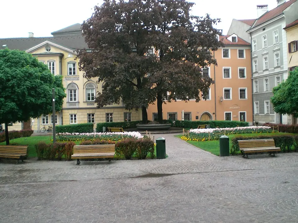 Slika: Rudifried · CC BY-SA 3.0 AT Barocke Platzanlage und archäologisches Fundgebiet