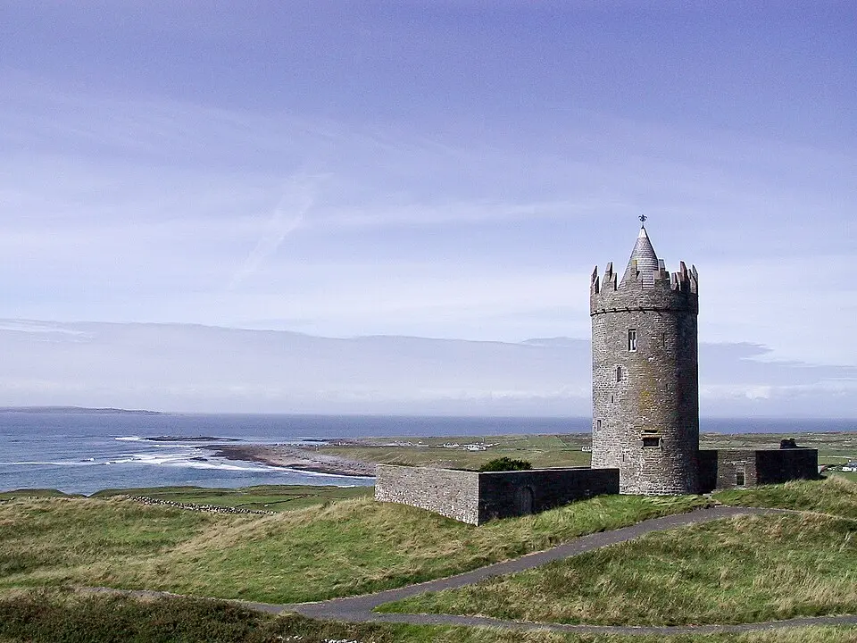 Obrázek: Valfex · CC BY-SA 3.0 Doonagore Castle