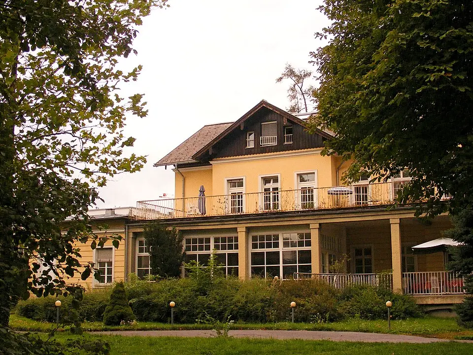 Obrázok: Eweht · CC BY-SA 3.0 AT Christian-Doppler-Klinik, Objekt 38, MS-Wohnhaus