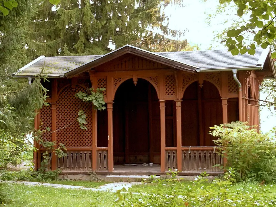 Obrázok: Eweht · CC BY-SA 3.0 AT Christian-Doppler-Klinik, Objekt 51, Gartenpavillon