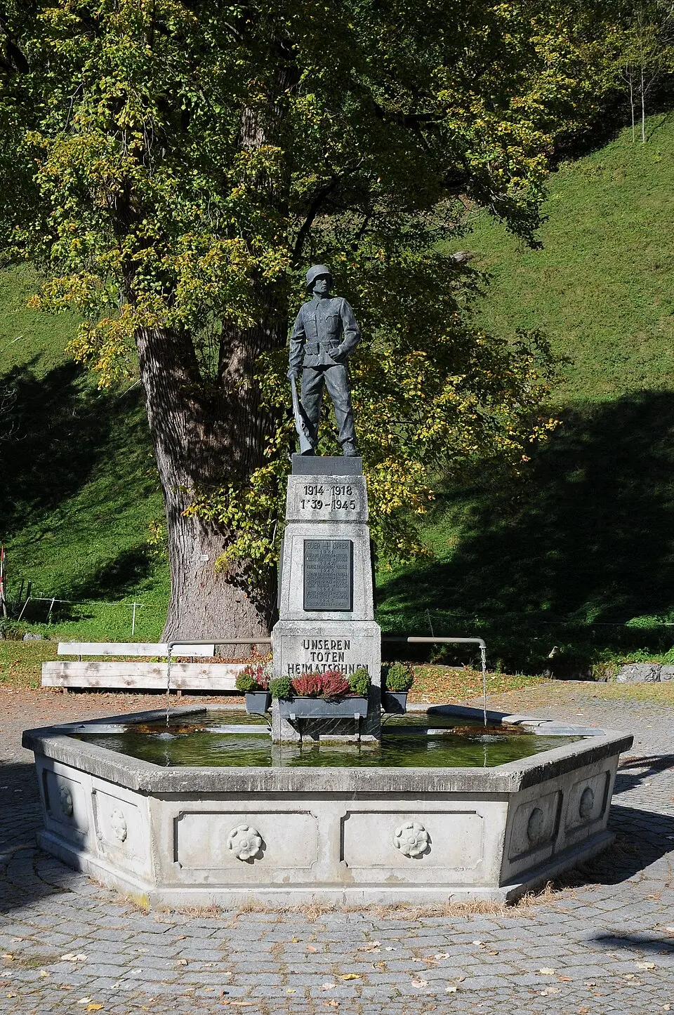 Dorfbrunnen mit Kriegerdenkmal