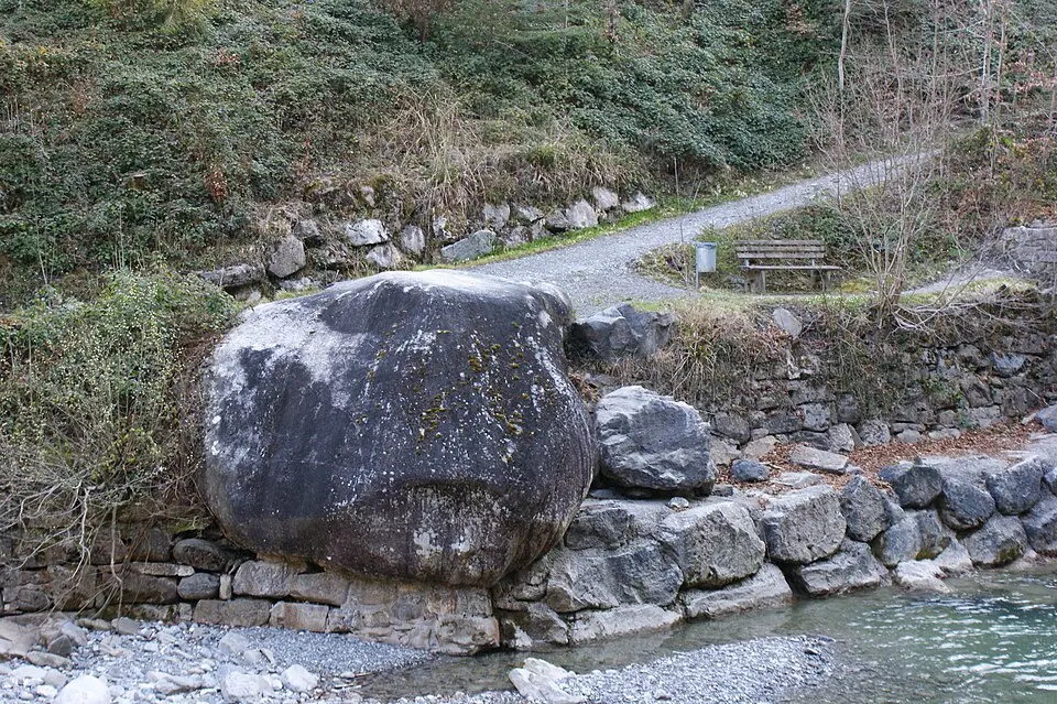 Granit-Findling in Dornbirn-Gütle