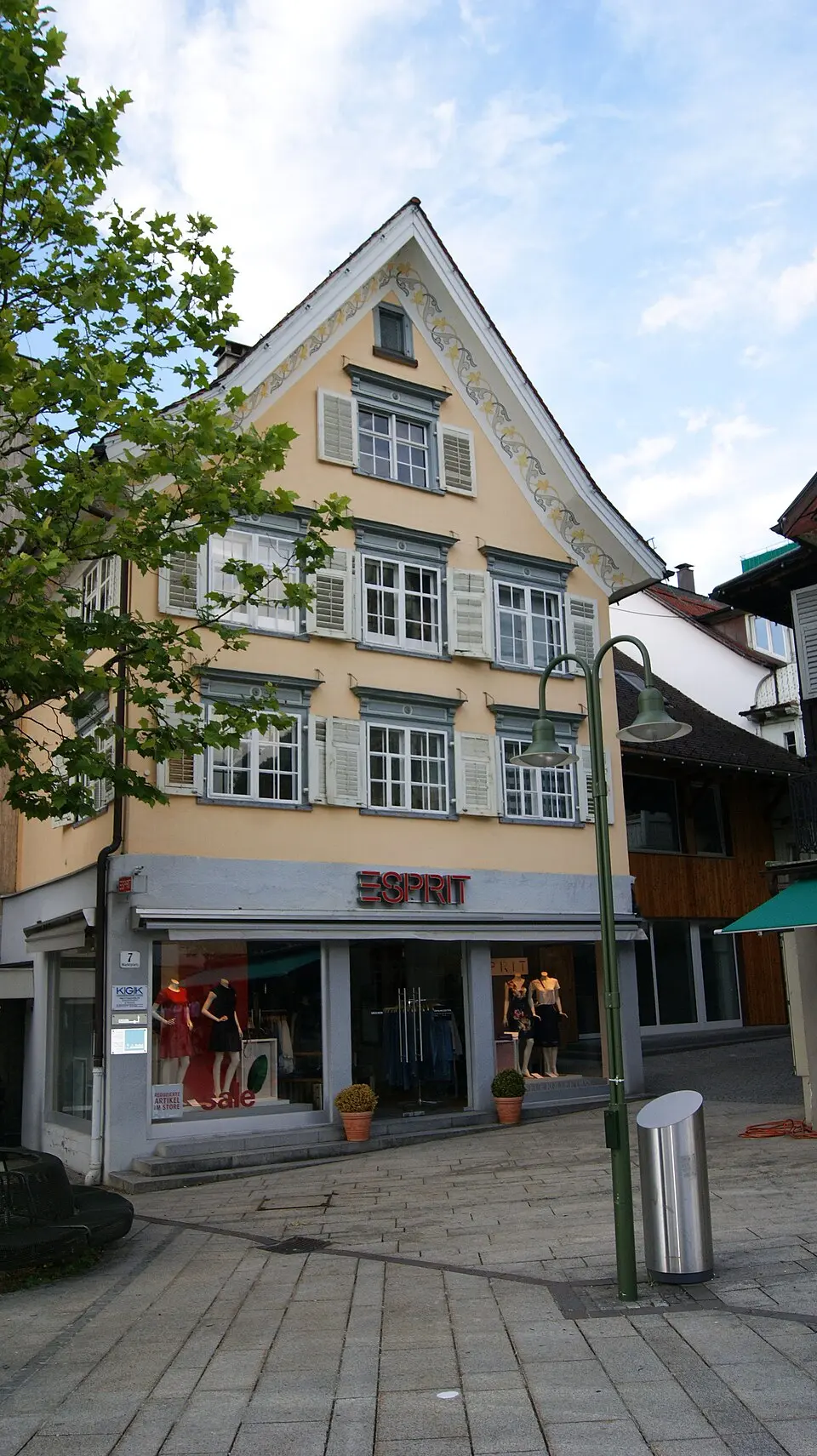 Wohn- und Geschäftshaus