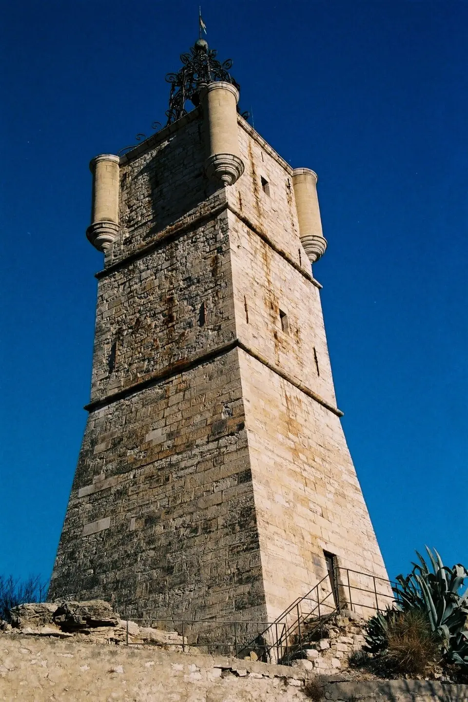 Wikimedia Commons · Public domain tour de l'horloge de Draguignan