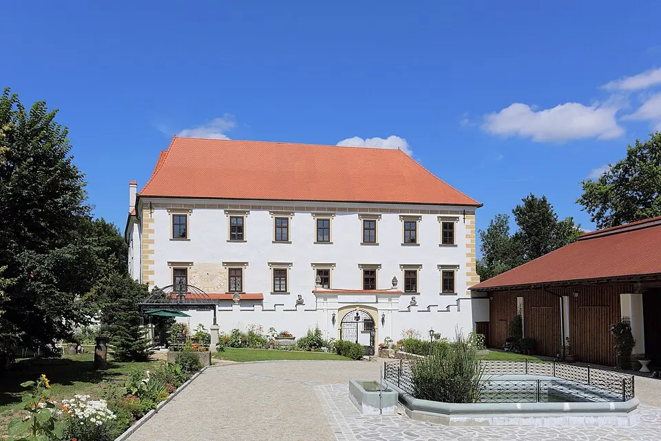 Obrázok: C.Stadler/Bwag · CC BY-SA 3.0 AT Schloss, Meierhof und Schüttkasten