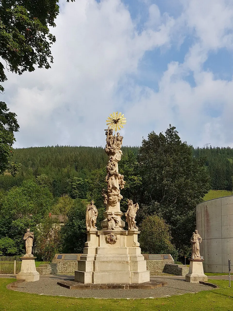 Dreifaltigkeitssäule und dazugehörige Figurenbildstöcke