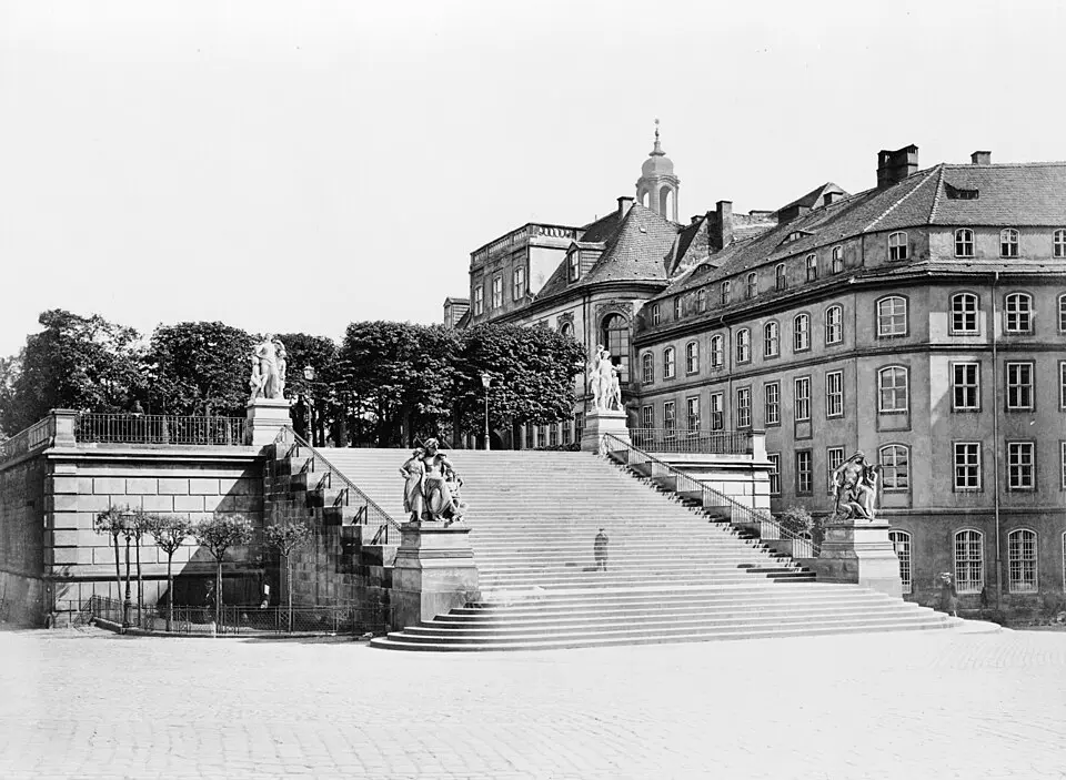 Palais Brühl (Augustusstraße)