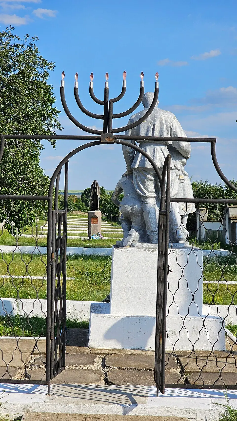 Monument la mormântul comun al victimelor (cca 6000) Holocaustului (1941). La cimitirul evreiesc
