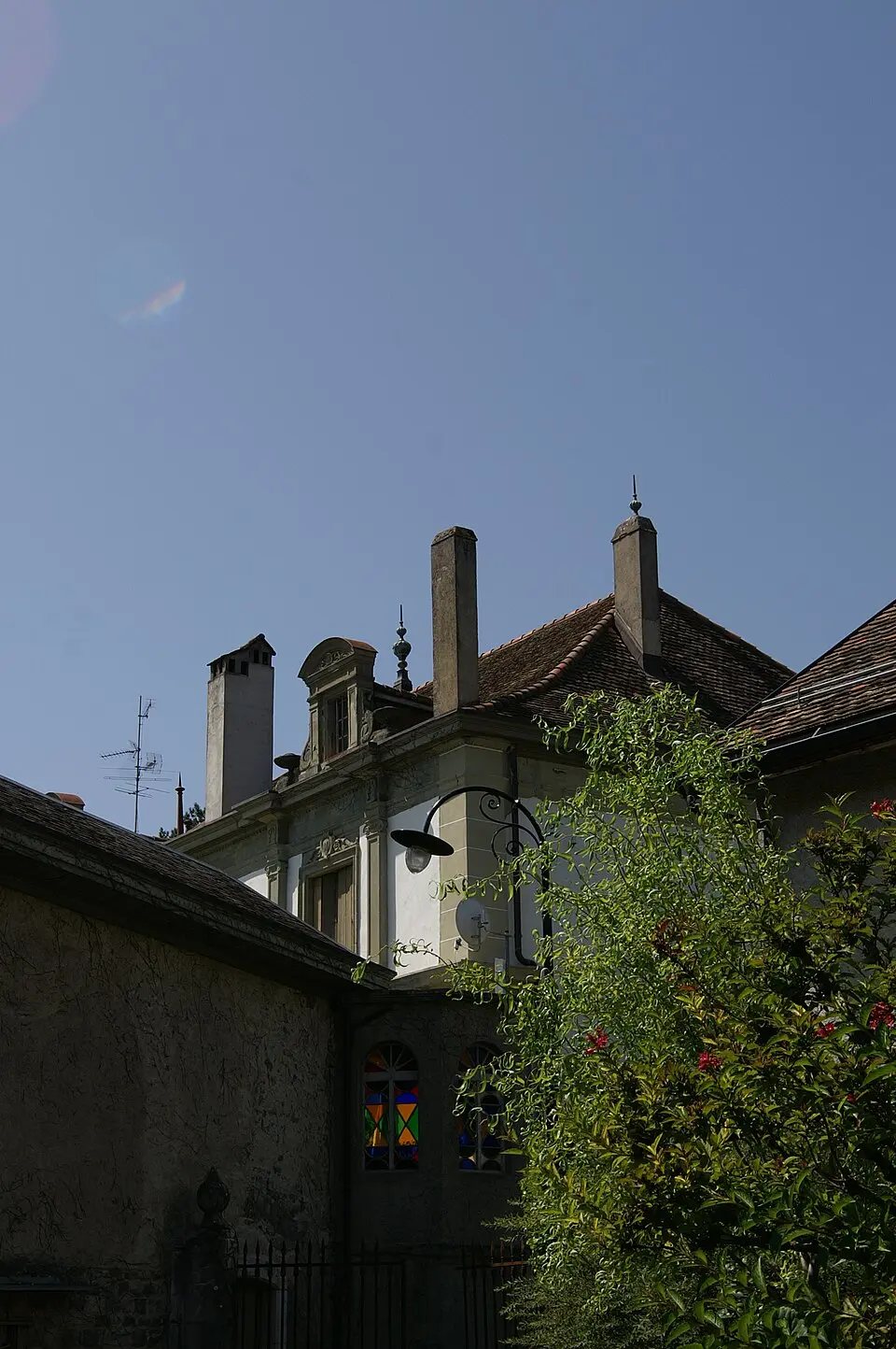 Schloss mit Nebengebäuden