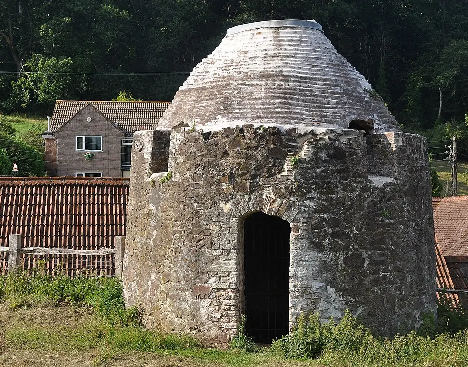 Post-medieval pottery kiln 360m NNE of the Castle