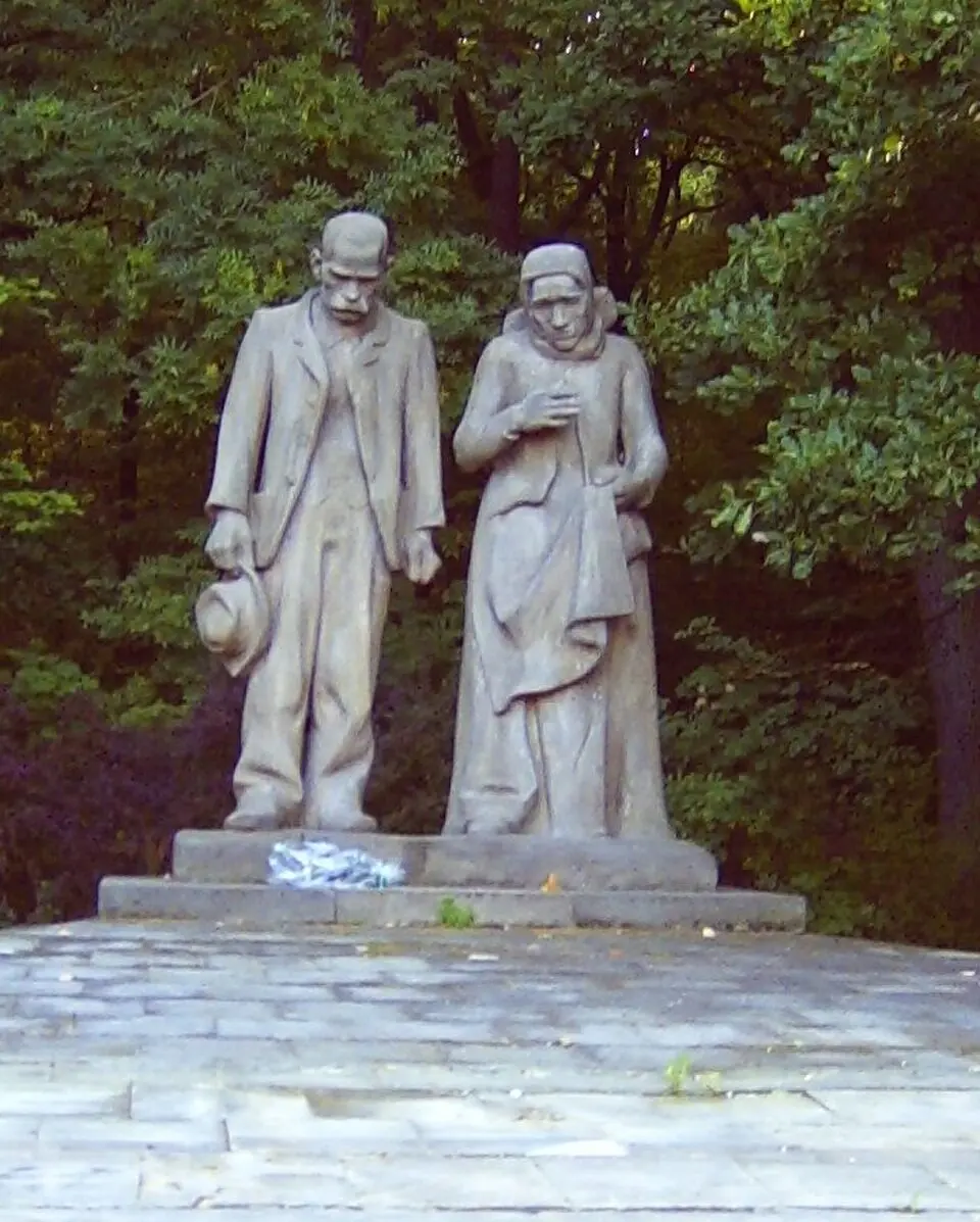 Obrázek: Dieter Pohl=de:User:Lawa (Quelle: Eigenes Bild, Selbst fotografiert 25.8.2006) · Public domain Pomník obětem katastrofy na dole Nelson