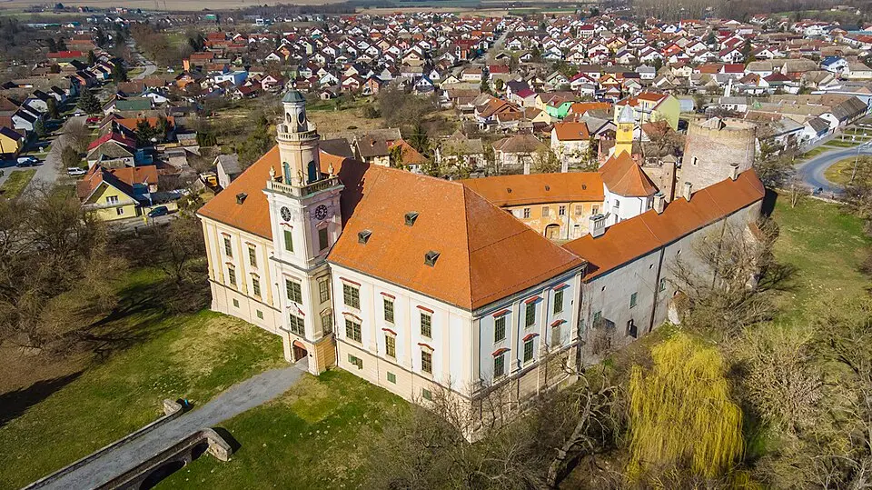 Immagine: Roko Poljak · CC BY-SA 4.0 Dvorac Prandau-Normann u Valpovu