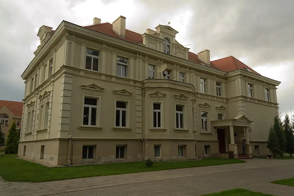 Pałac (dec. dwór), od 1908 szkoła