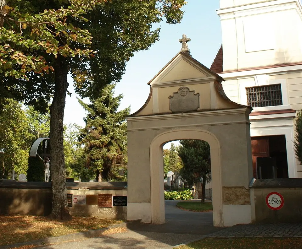 cemetery portal in Ebreichsdorf