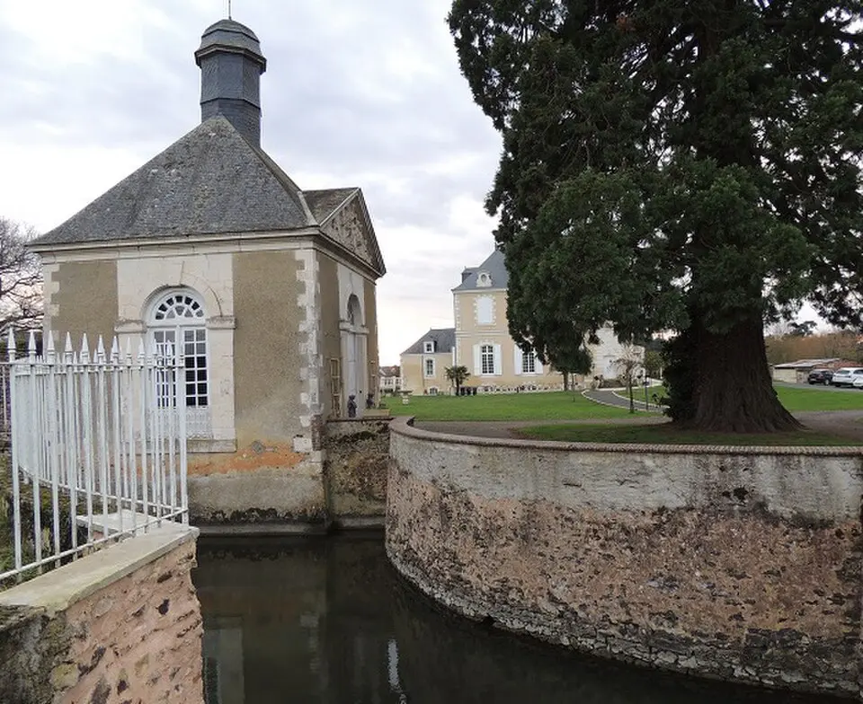Image: Grefeuille · CC BY-SA 4.0 château de Fontenaille