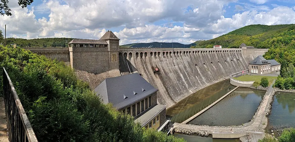 Bild: kaʁstn Disk/Cat · CC BY-SA 3.0 DE Edersee-Staudamm