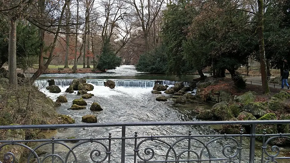 Slika: Flocci Nivis · CC BY-SA 4.0 Wasserfall Schwabinger Bach in München (D-1-62-000-1545#13)