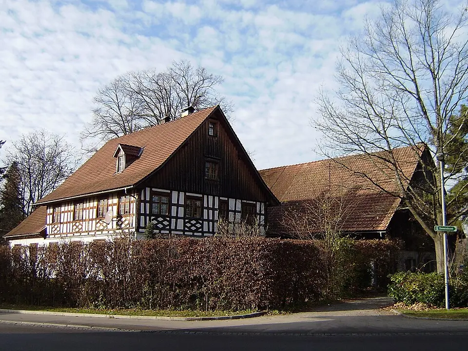 Gasthaus Zur Traube mit Wirtschaftsgebäude und Bienenbau