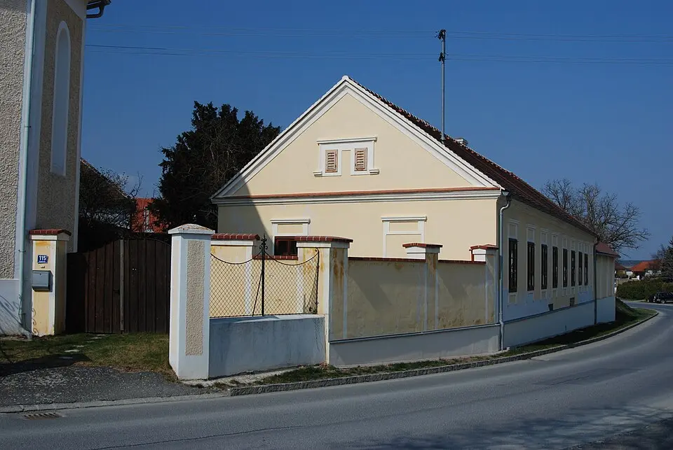 Image: Ueb-at · CC BY-SA 3.0 Volksschule Bildein