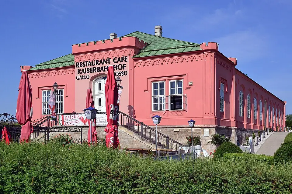 Bild: HeinzLW · CC BY-SA 3.0 AT Kaiserbahnhof Laxenburg