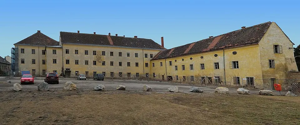 Image: Robert Heilinger · CC BY-SA 3.0 Ehem. Augustinereremitenkloster, so genannte Burg
