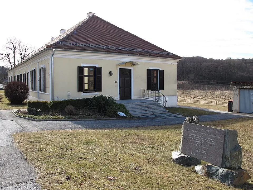 Image: Ueb-at · CC BY-SA 3.0 Ehem. Evangelisches Schul- und Bethaus