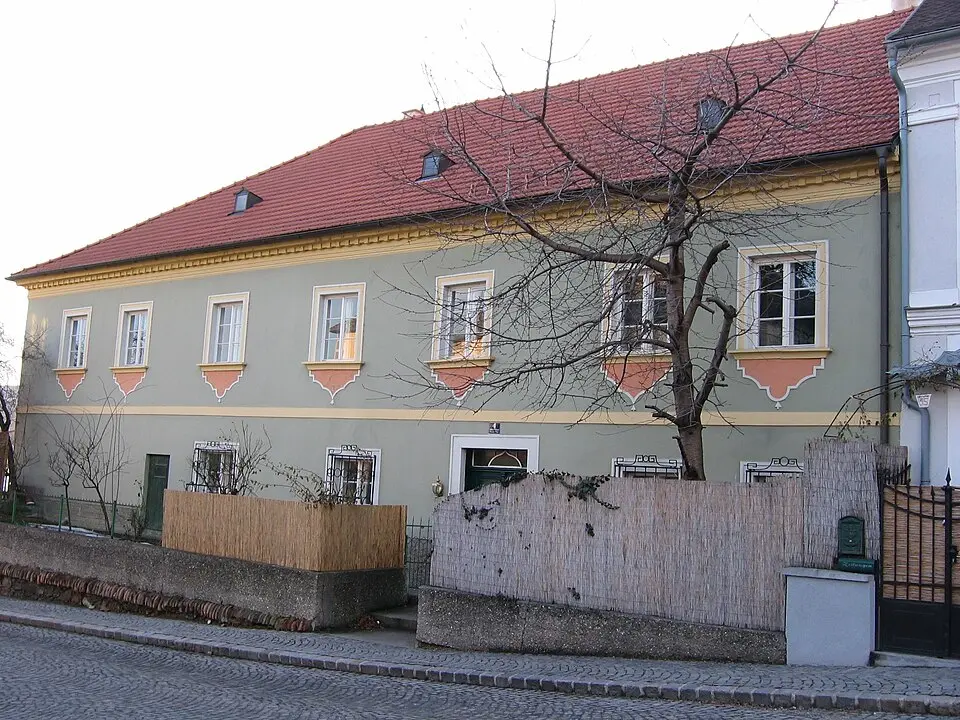 Wohnhaus mit Pfeiler der Stadtmauer