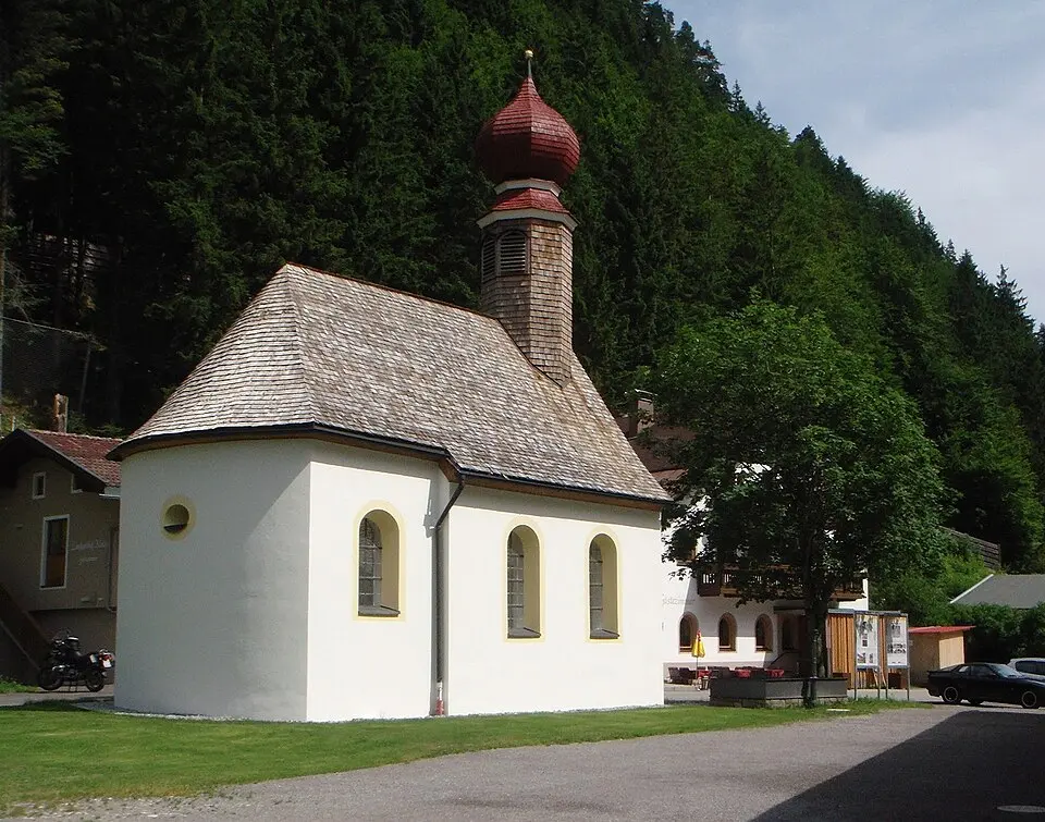 Slika: OW (talk) · CC BY 3.0 Kapelle bei der Ehrenberger Klause, Klausenkapelle, Christus am Stein