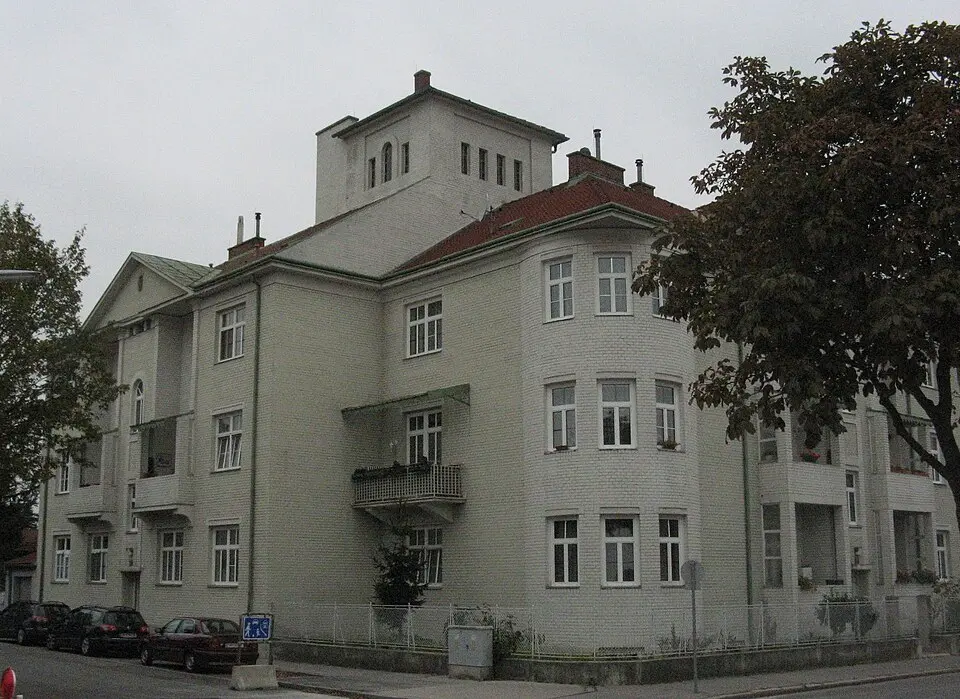 Image: Buchhändler · CC BY-SA 3.0 Arbeiter- /Angestelltenwohnhaus