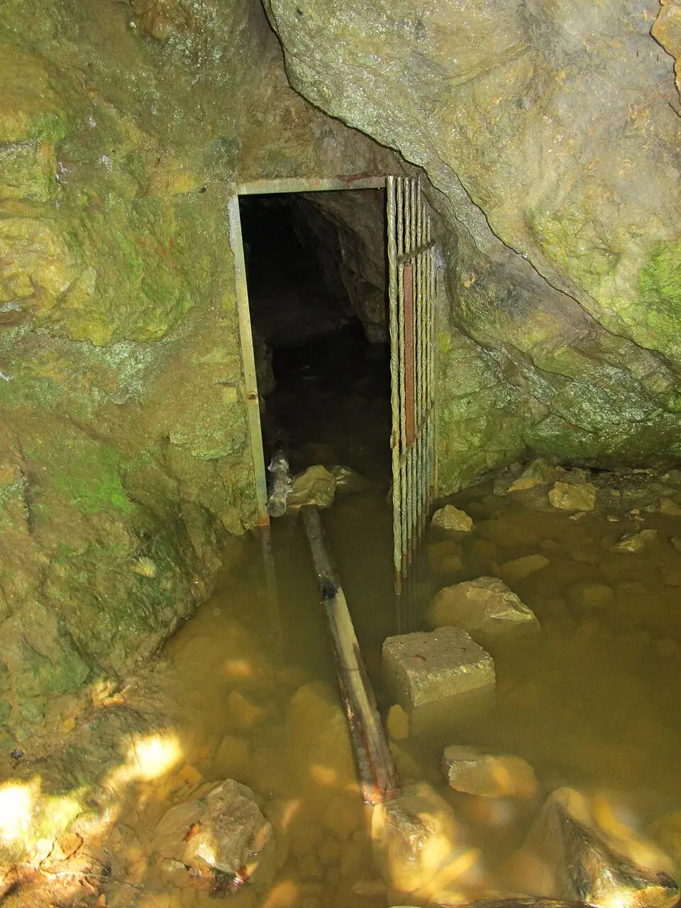 Image: Clemens Stockner · CC BY-SA 4.0 Eisbründlhöhle