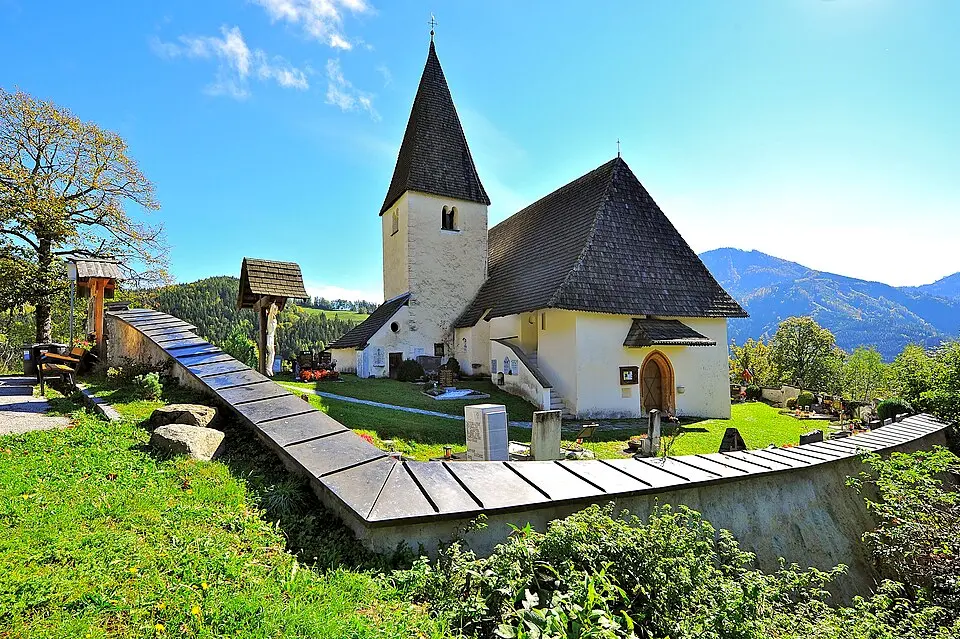 Bild: Johann Jaritz · CC BY-SA 3.0 AT Kath. Pfarrkirche hl. Johannes der Täufer mit Friedhof