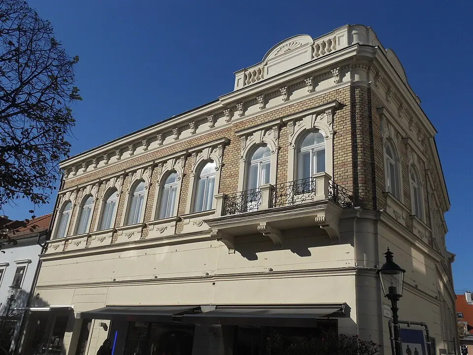 Obrázek: Clemens · CC BY-SA 3.0 AT Bürgerhaus
