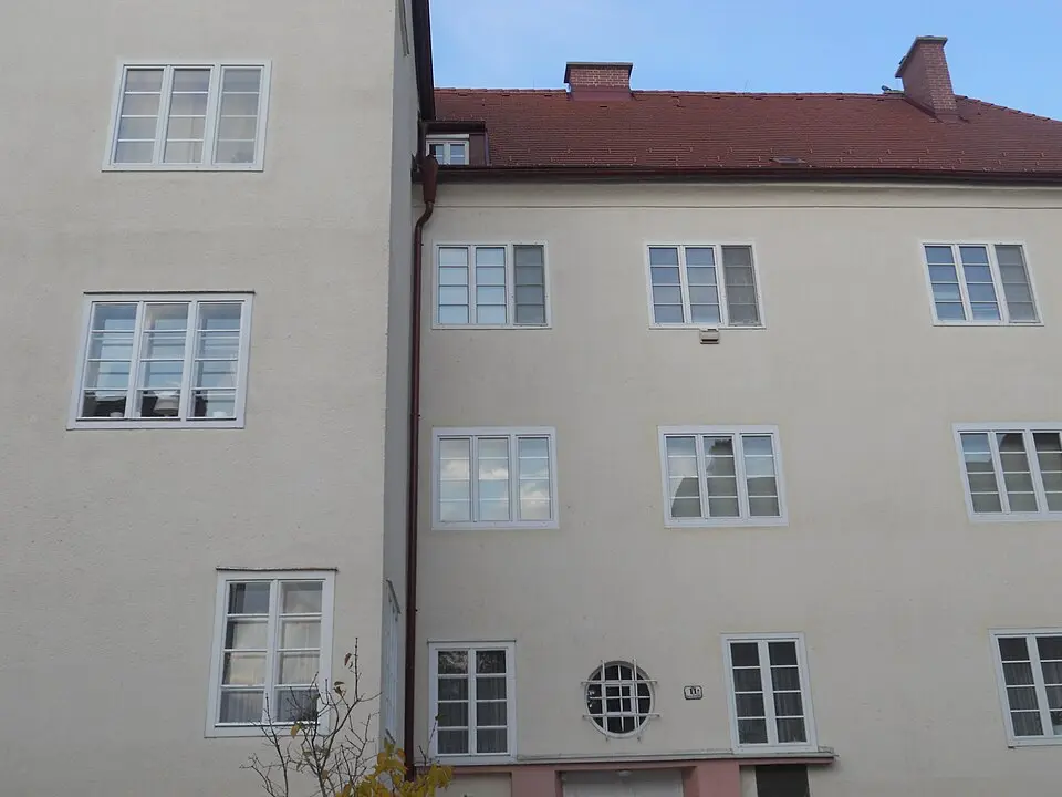 Bild: Clemens · CC BY-SA 3.0 AT Kommunaler Wohnbau, Teil d. Beamtensiedlung