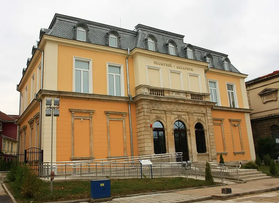 Image: http://museumruse.com/images/expositions/aquarium/EKOMUZEY.jpg · CC BY-SA 2.0 Ecomuseum with aquarium, Rousse