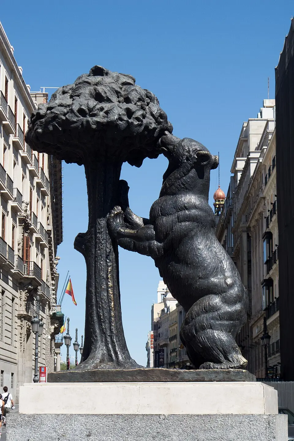 Statue of the Bear and the Strawberry Tree