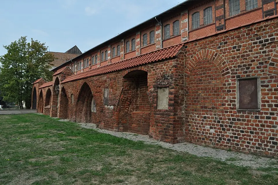 Mur klasztorny z bramą wjazdową