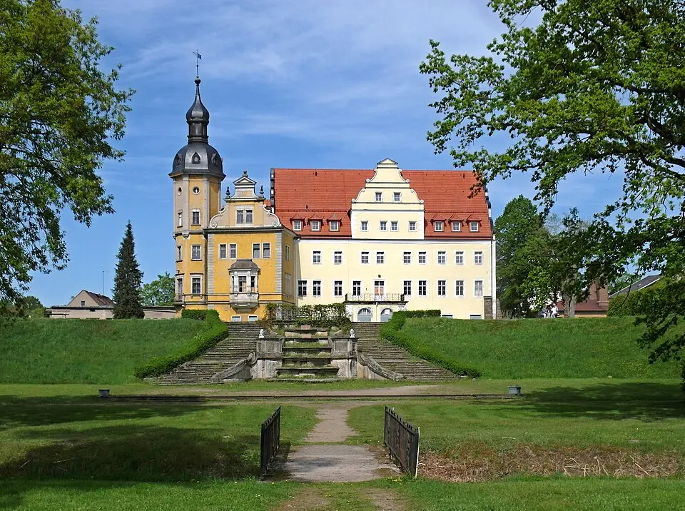 Sachgesamtheit Schloss und Park Thallwitz, mit den Einzeldenkmalen: Schloss (Nr. 10), Treppe mit Kaskade im Park und Gartenhaus sowie ehemalige Orangerie (Nr. 4), weiterhin Schlossgarten (Gartendenkmal) mit zwei Teichen und Allee, sowie mit den Sachg