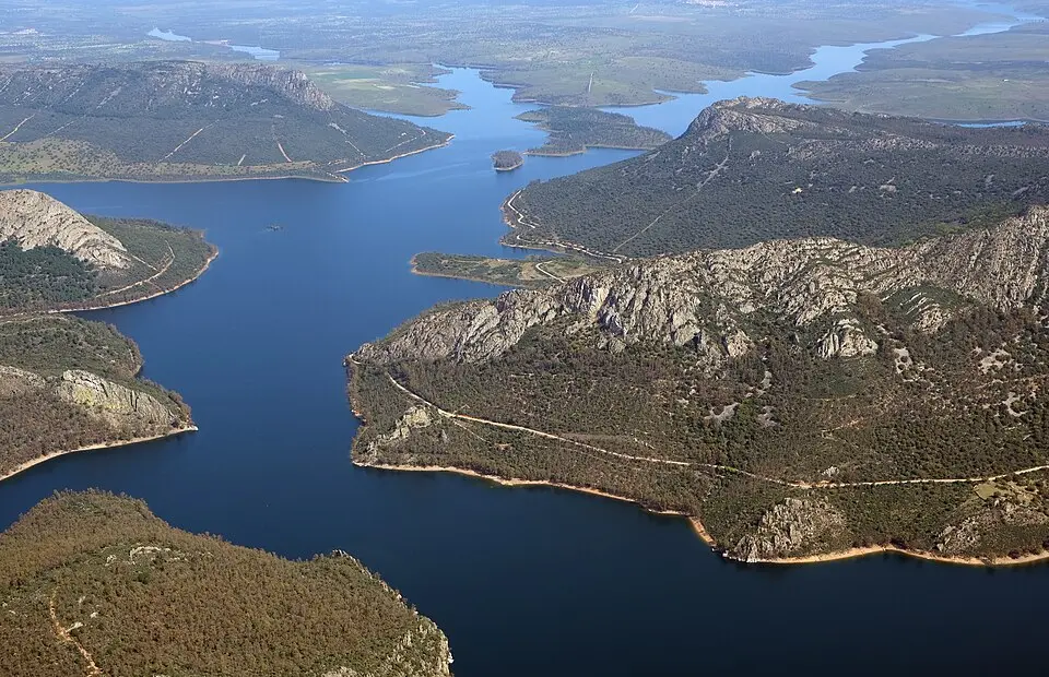 Image: kallerna · CC BY-SA 4.0 García Sola Reservoir