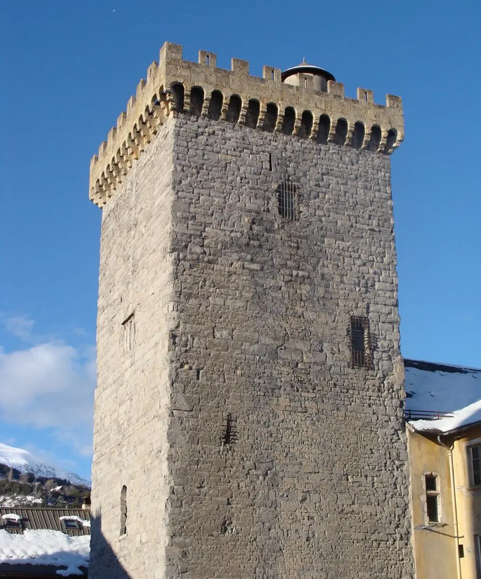 tour brune d'Embrun