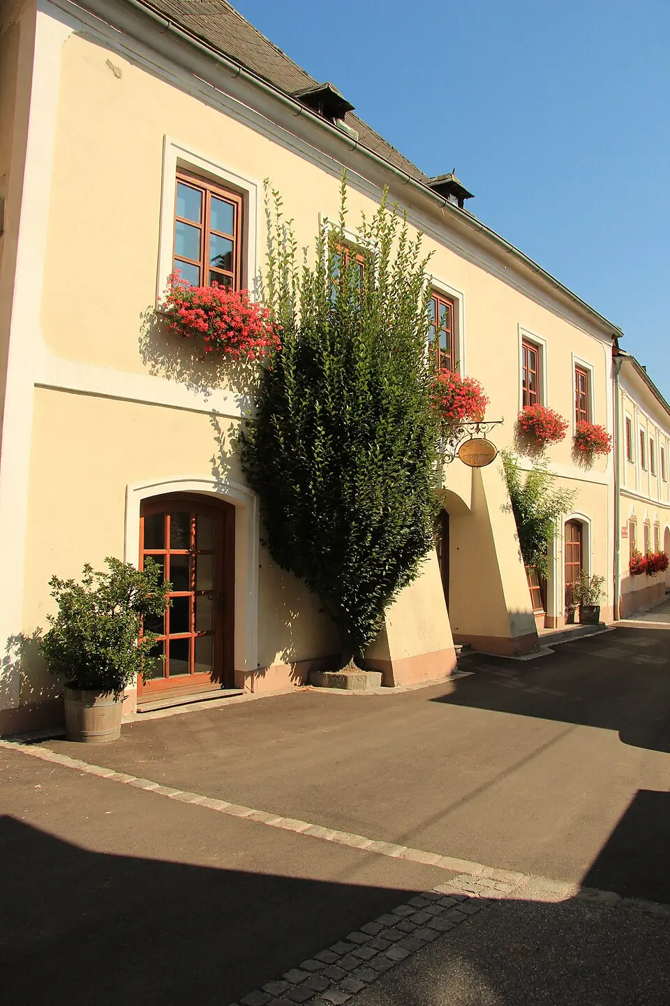 Wohnhaus mit Nischenfigur