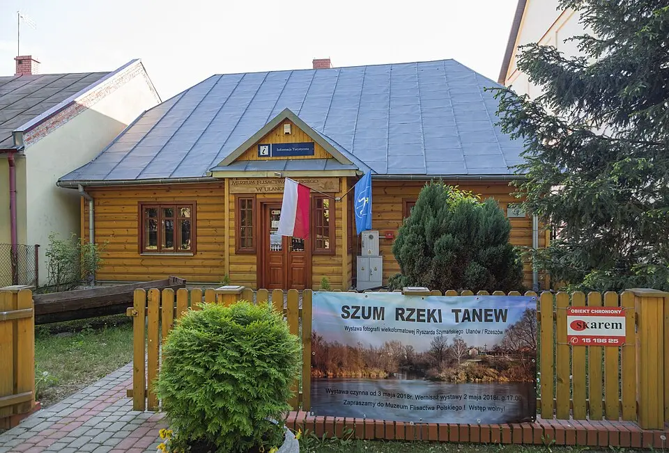 Drewniany dom z XIX wieku, obecnie Muzeum Flisactwa Polskiego w Ulanowie