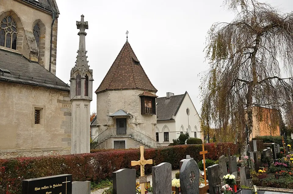 Friedhof christlich mit Karner, Lichtsäule und Severinhaus