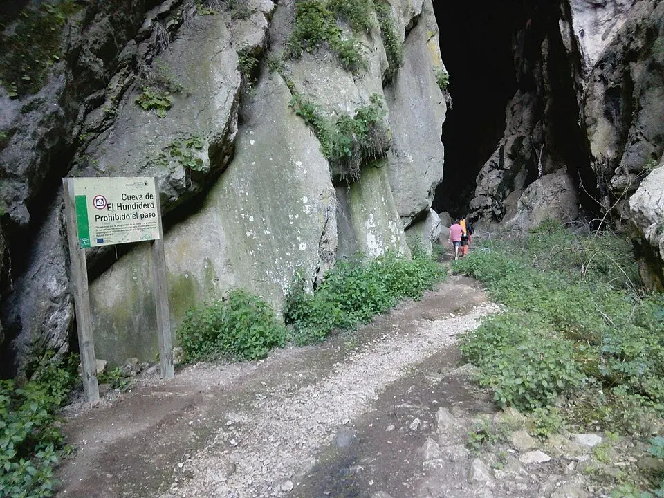 Image: Berrocal1950 · CC BY-SA 4.0 Cueva del Hundidero