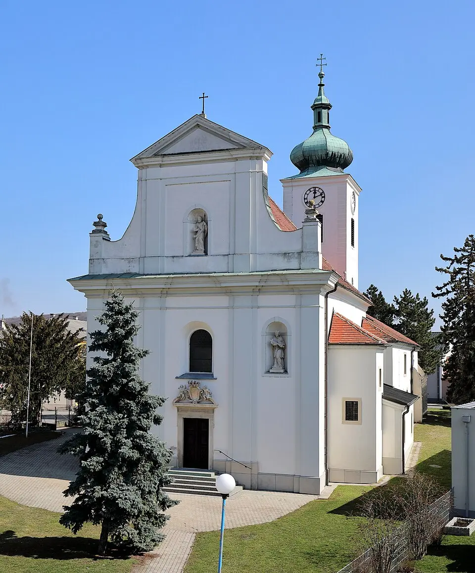 Bild: C.Stadler/Bwag · CC BY-SA 4.0 Pfarrkirche Enzersdorf an der Fischa
