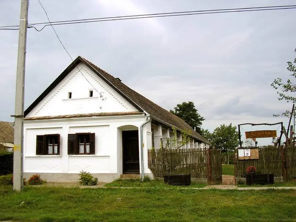Image: CivertanS at Hungarian Wikipedia · CC BY-SA 3.0 Szaporca